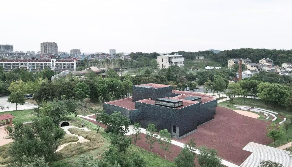 CINA UNA SCULTURA DI CERAMICA RACCHIUDE UN MUSEO E UNA MINIERA DISMESSA